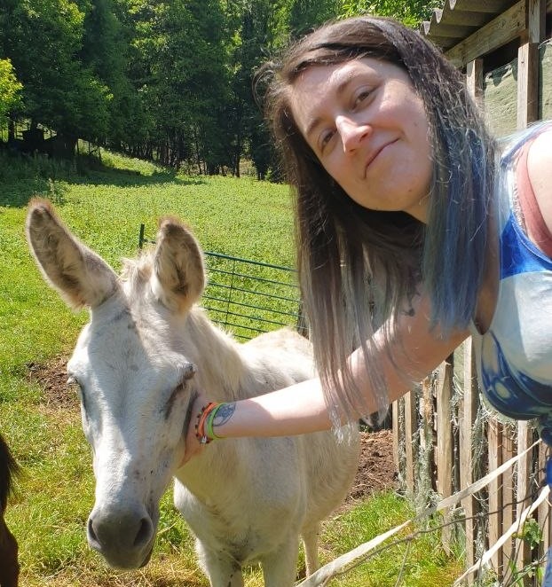 Fani, Community Manager, en su espacio de trabajo